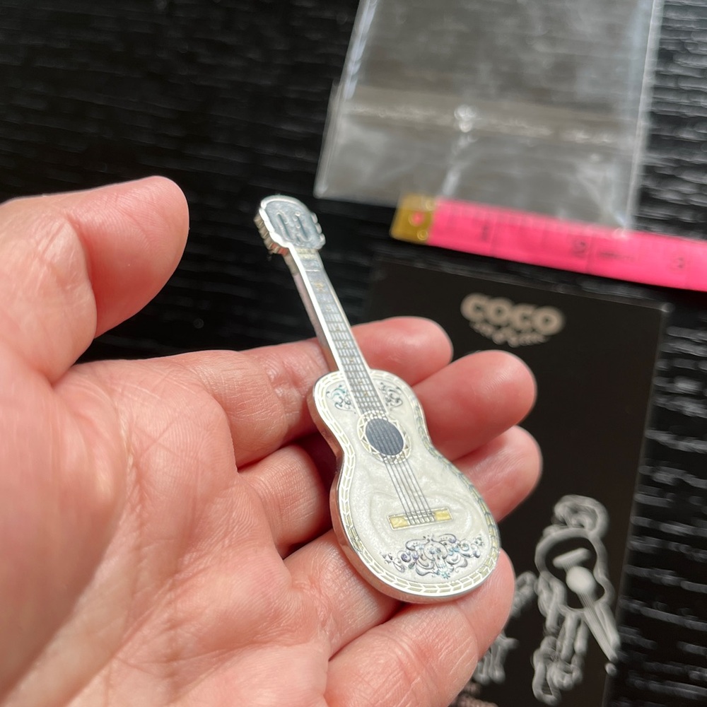 Disney Pixar Studio Store Coco Pin-Ernesto De La Cruz Pearl Guitar LE( MSC-75.2) - Picture 10 of 12